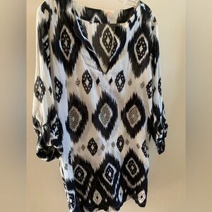 Size M black and white cover up